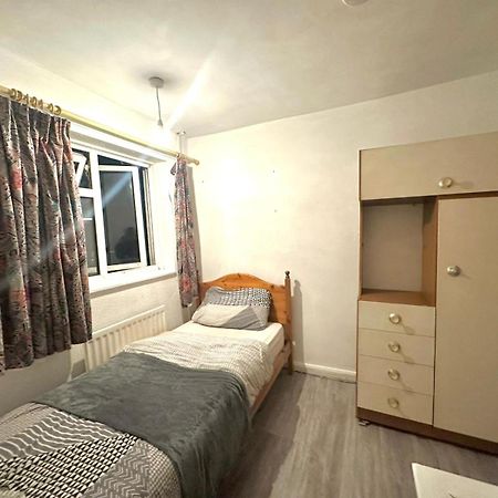 Stevenage Town Centre Hostel - Budget Single Room Dış mekan fotoğraf