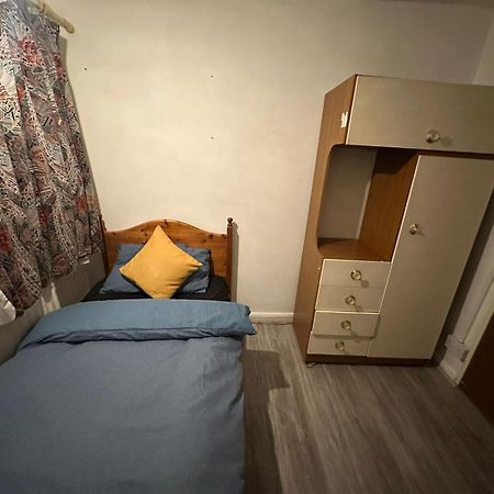 Stevenage Town Centre Hostel - Budget Single Room Dış mekan fotoğraf