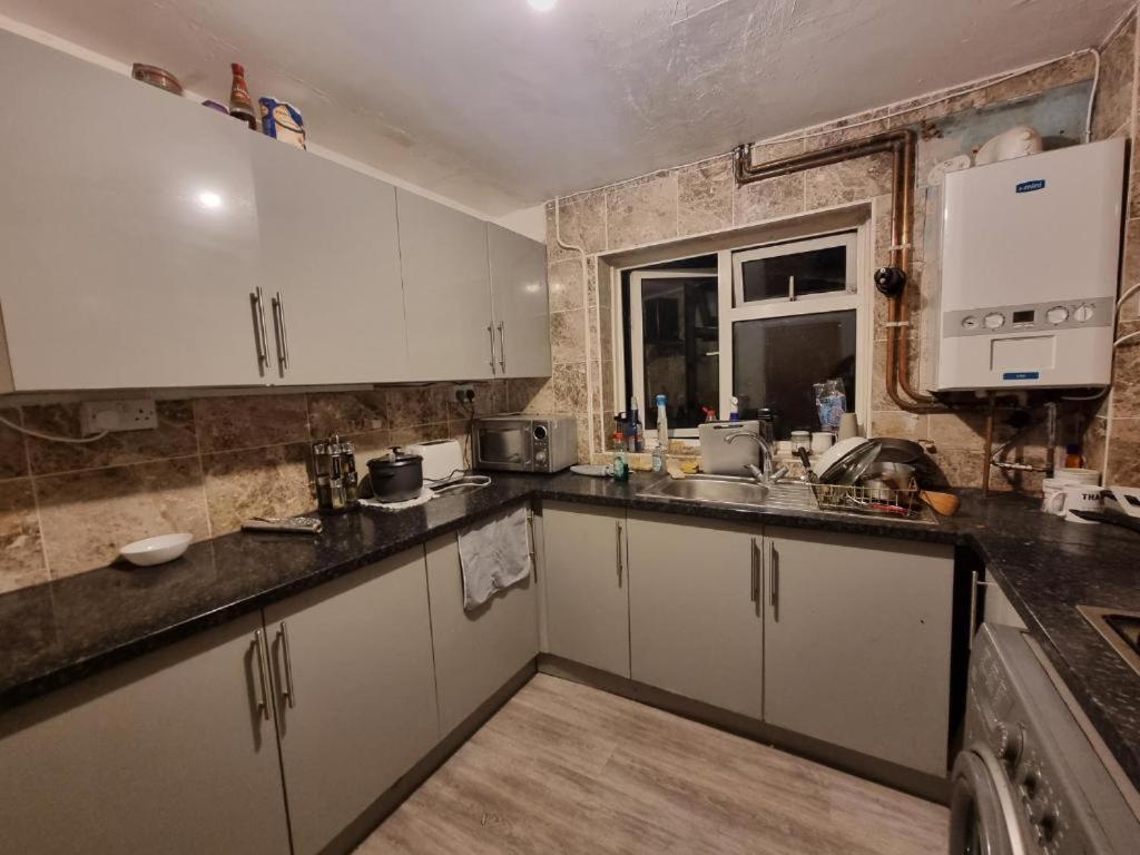 Stevenage Town Centre Hostel - Budget Single Room Dış mekan fotoğraf