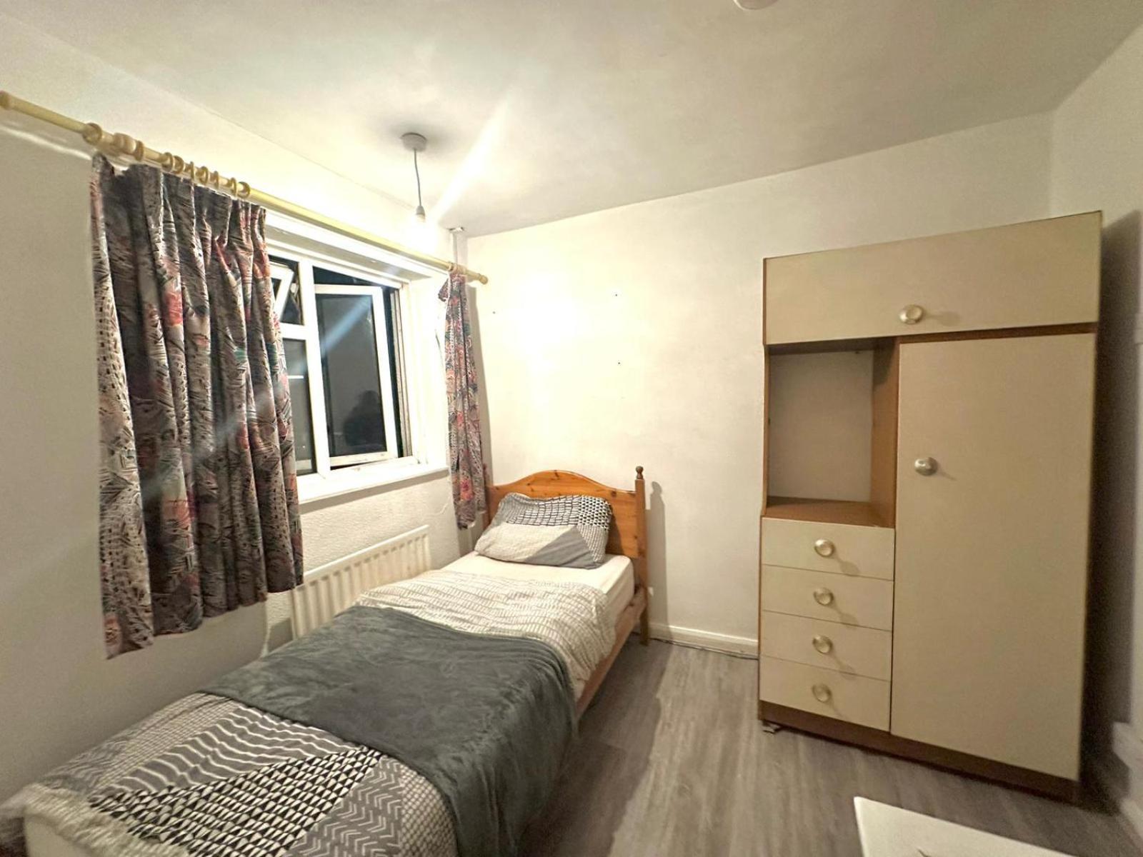 Stevenage Town Centre Hostel - Budget Single Room Dış mekan fotoğraf