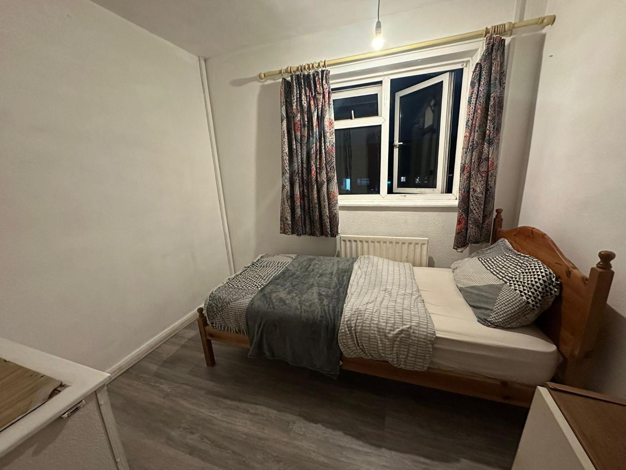 Stevenage Town Centre Hostel - Budget Single Room Dış mekan fotoğraf