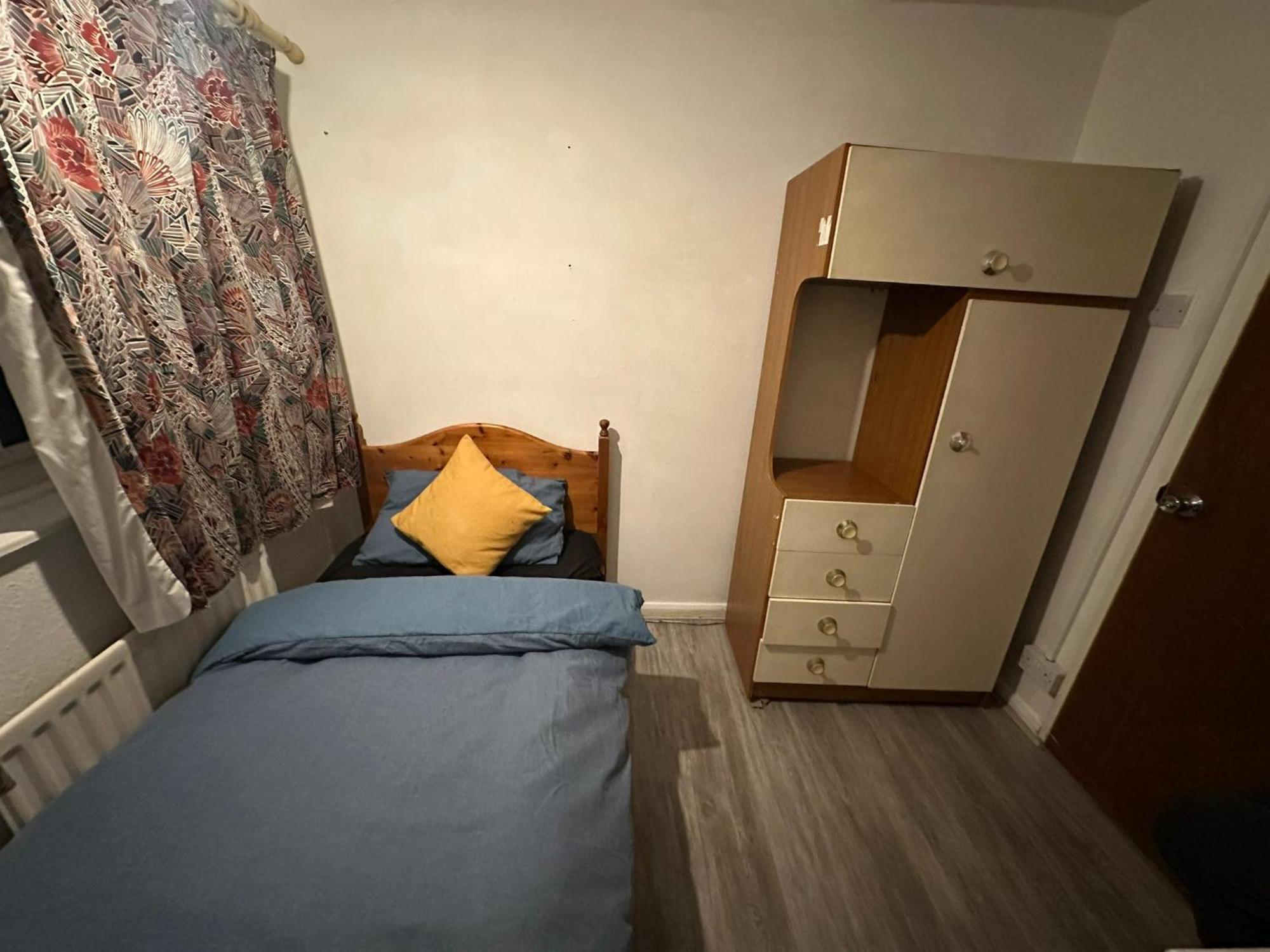 Stevenage Town Centre Hostel - Budget Single Room Dış mekan fotoğraf